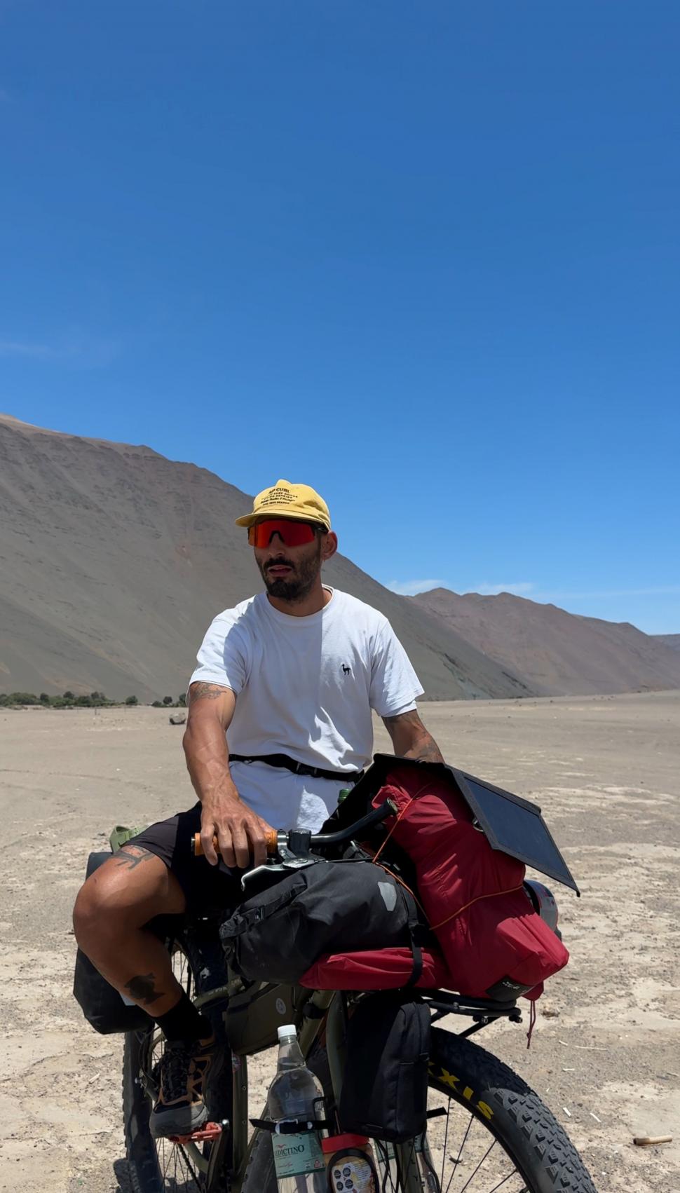 14.000 de kilometri spre sine. Povestea lui Denis, fotograful care a plecat cu bicicleta în lume după ce și-a pierdut mama și iubita 988799