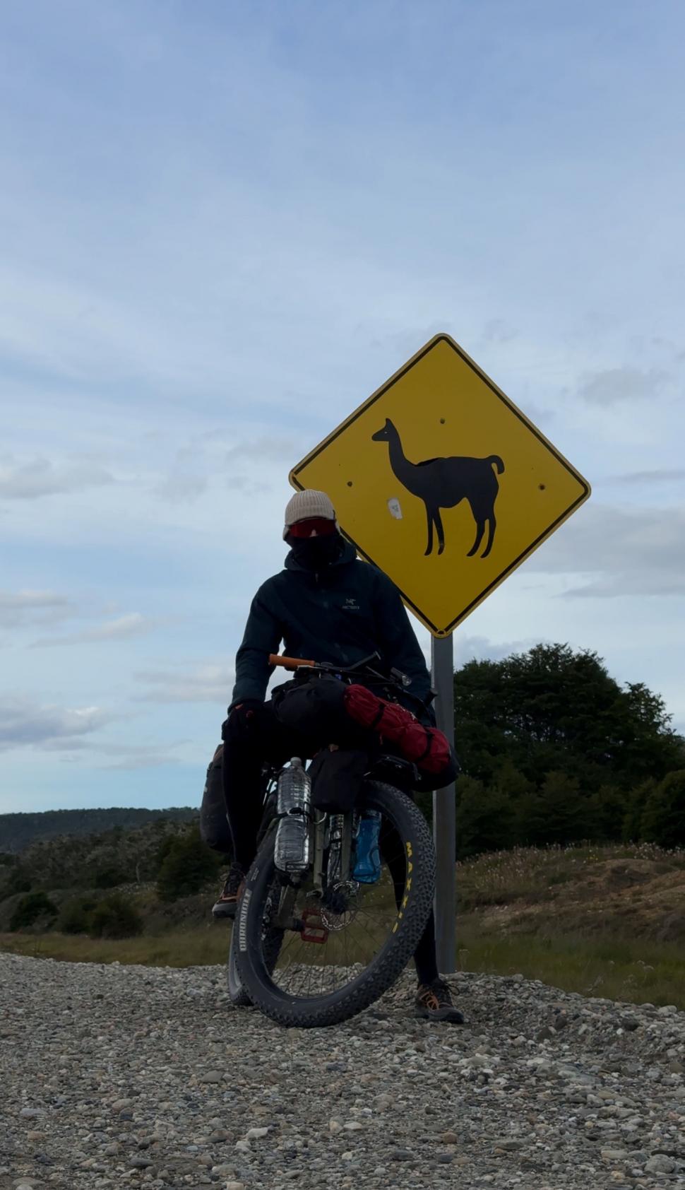 14.000 de kilometri spre sine. Povestea lui Denis, fotograful care a plecat cu bicicleta în lume după ce și-a pierdut mama și iubita 988801