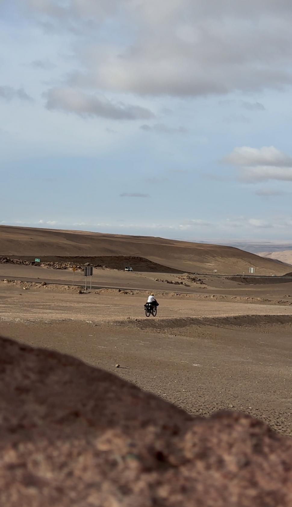 14.000 de kilometri spre sine. Povestea lui Denis, fotograful care a plecat cu bicicleta în lume după ce și-a pierdut mama și iubita 988803