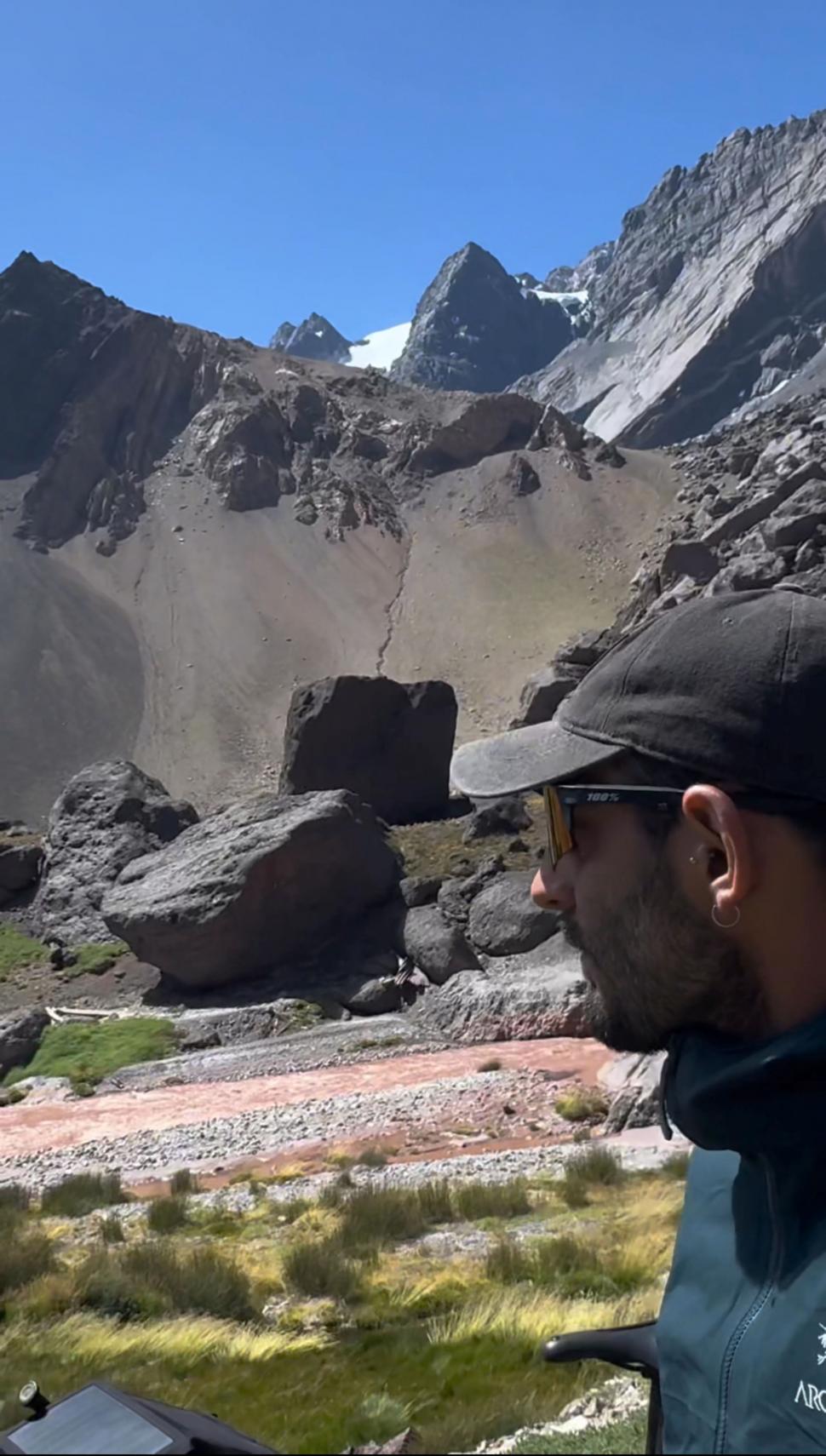 14.000 de kilometri spre sine. Povestea lui Denis, fotograful care a plecat cu bicicleta în lume după ce și-a pierdut mama și iubita 988804