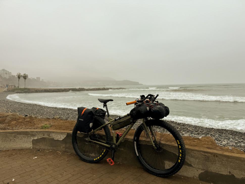 14.000 de kilometri spre sine. Povestea lui Denis, fotograful care a plecat cu bicicleta în lume după ce și-a pierdut mama și iubita 988806