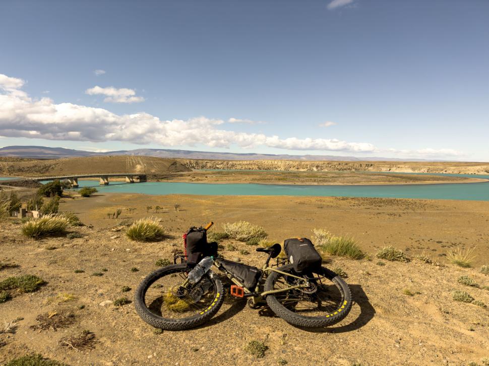 14.000 de kilometri spre sine. Povestea lui Denis, fotograful care a plecat cu bicicleta în lume după ce și-a pierdut mama și iubita 988807