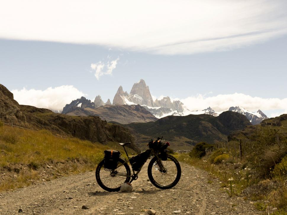 14.000 de kilometri spre sine. Povestea lui Denis, fotograful care a plecat cu bicicleta în lume după ce și-a pierdut mama și iubita 988809
