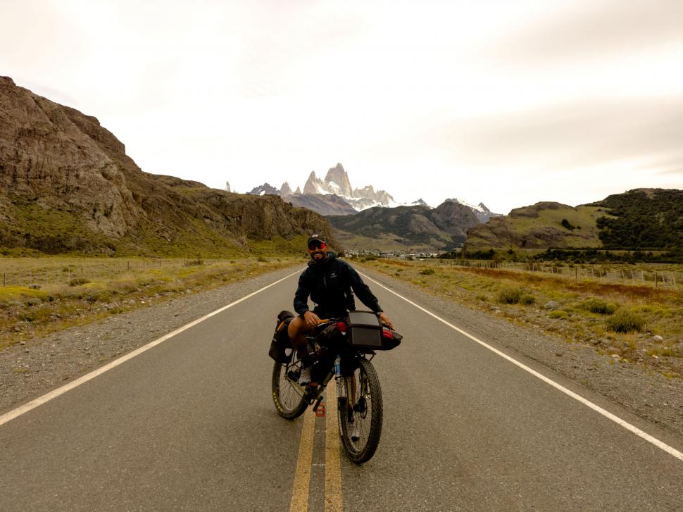 14.000 de kilometri spre sine. Povestea lui Denis, fotograful care a plecat cu bicicleta în lume după ce și-a pierdut mama și iubita 988810