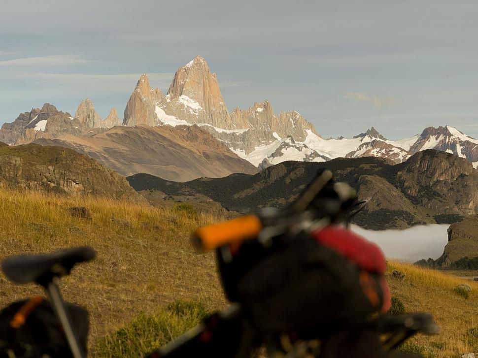 14.000 de kilometri spre sine. Povestea lui Denis, fotograful care a plecat cu bicicleta în lume după ce și-a pierdut mama și iubita 988811