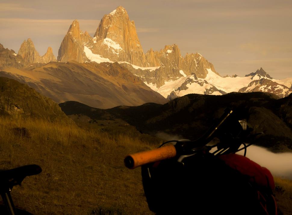 14.000 de kilometri spre sine. Povestea lui Denis, fotograful care a plecat cu bicicleta în lume după ce și-a pierdut mama și iubita 988812