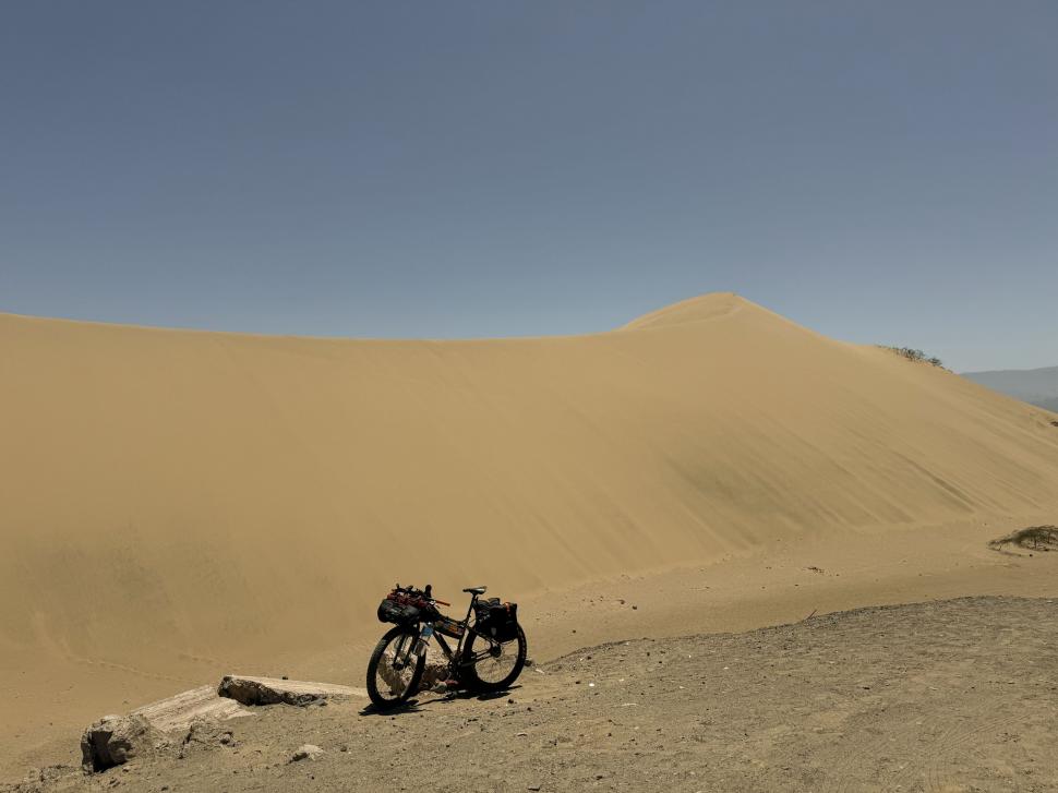 14.000 de kilometri spre sine. Povestea lui Denis, fotograful care a plecat cu bicicleta în lume după ce și-a pierdut mama și iubita 988814