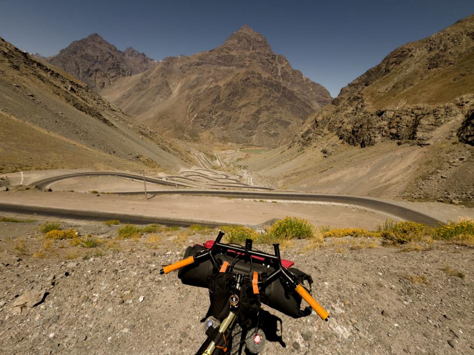 14.000 de kilometri spre sine. Povestea lui Denis, fotograful care a plecat cu bicicleta în lume după ce și-a pierdut mama și iubita 988822