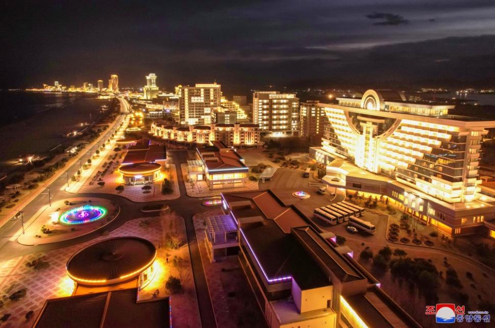 Au sosit primii turiști străini în stațiunea de lux inaugurată de Kim Jong Un: 12 ruși au plătit 1.800 de dolari pentru 7 zile 989129