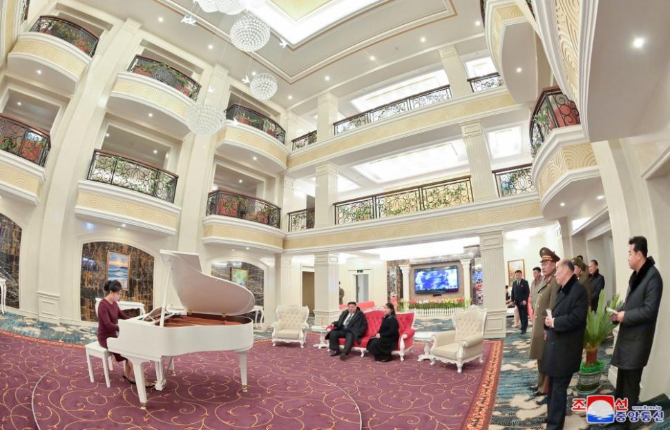 Au sosit primii turiști străini în stațiunea de lux inaugurată de Kim Jong Un: 12 ruși au plătit 1.800 de dolari pentru 7 zile 989134