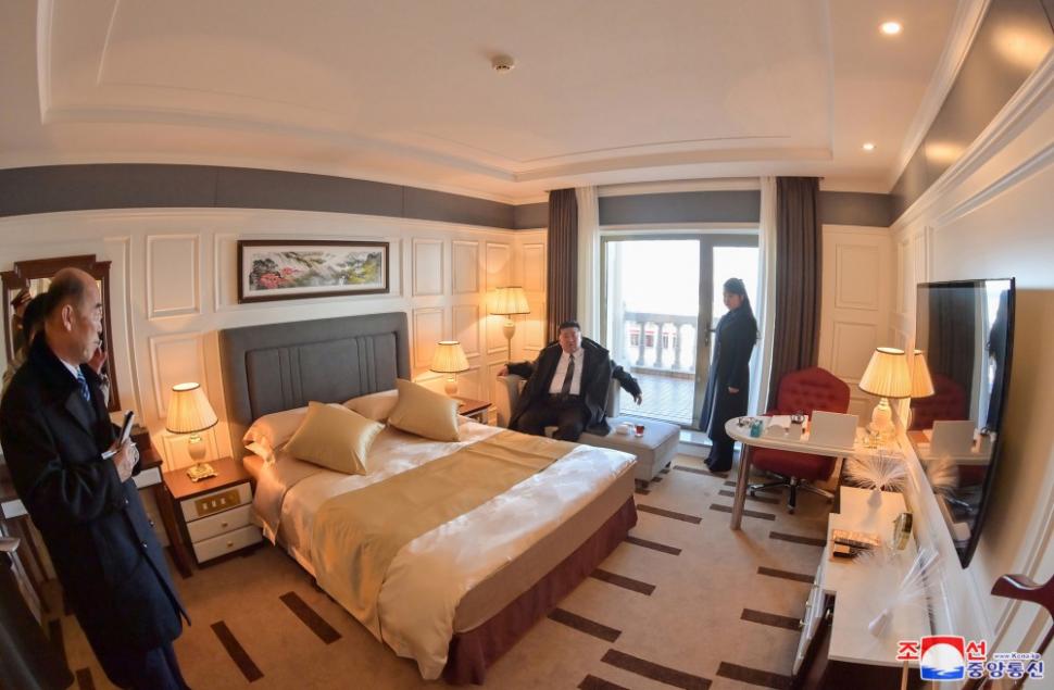 Au sosit primii turiști străini în stațiunea de lux inaugurată de Kim Jong Un: 12 ruși au plătit 1.800 de dolari pentru 7 zile 989143