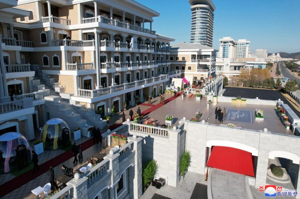 Au sosit primii turiști străini în stațiunea de lux inaugurată de Kim Jong Un: 12 ruși au plătit 1.800 de dolari pentru 7 zile 989144