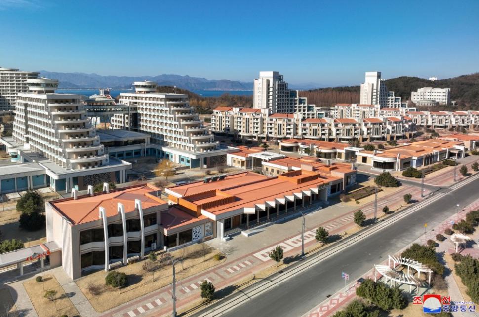 Au sosit primii turiști străini în stațiunea de lux inaugurată de Kim Jong Un: 12 ruși au plătit 1.800 de dolari pentru 7 zile 989146