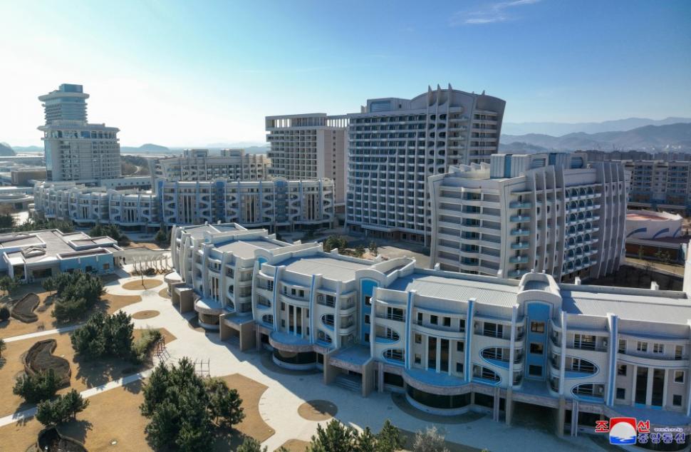 Au sosit primii turiști străini în stațiunea de lux inaugurată de Kim Jong Un: 12 ruși au plătit 1.800 de dolari pentru 7 zile 989166