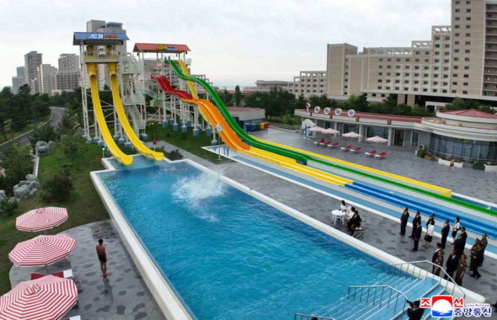 Au sosit primii turiști străini în stațiunea de lux inaugurată de Kim Jong Un: 12 ruși au plătit 1.800 de dolari pentru 7 zile 989176