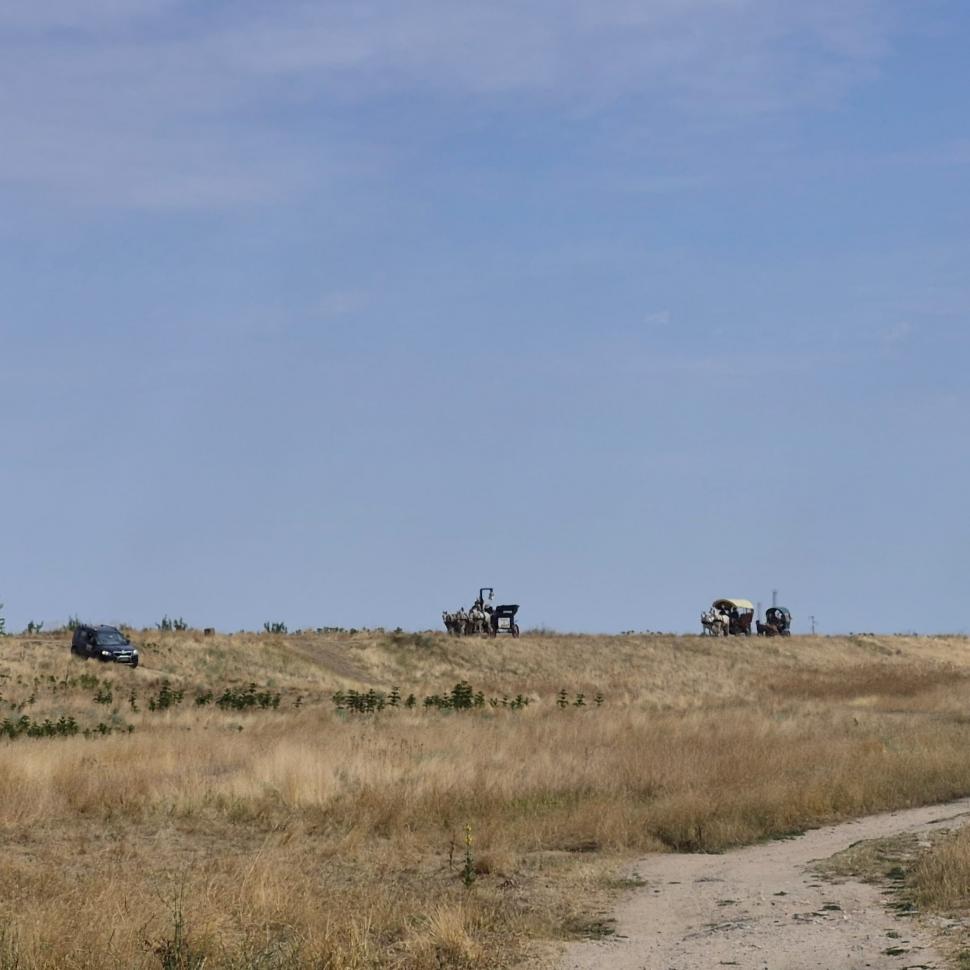 Caravana care transportă „Clopotul Păcii” de la Berlin la Ierusalim traversează România: 20 de cai și ponei trag cele 6 trăsuri 989534