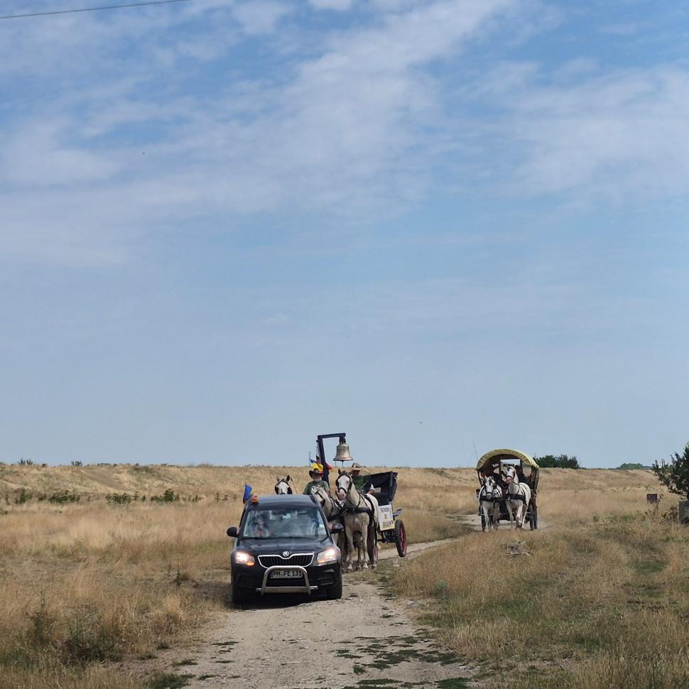Caravana care transportă „Clopotul Păcii” de la Berlin la Ierusalim traversează România: 20 de cai și ponei trag cele 6 trăsuri 989535