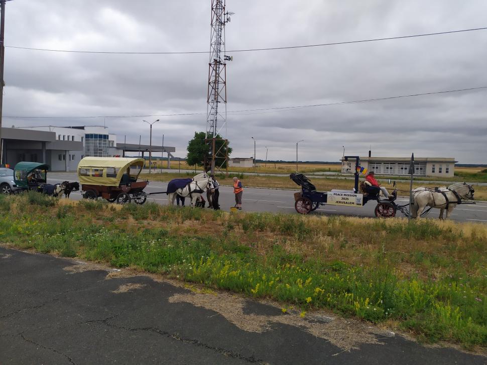 Caravana care transportă „Clopotul Păcii” de la Berlin la Ierusalim traversează România: 20 de cai și ponei trag cele 6 trăsuri 989536