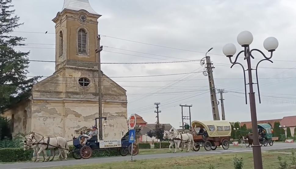 Caravana care transportă „Clopotul Păcii” de la Berlin la Ierusalim traversează România: 20 de cai și ponei trag cele 6 trăsuri 989537