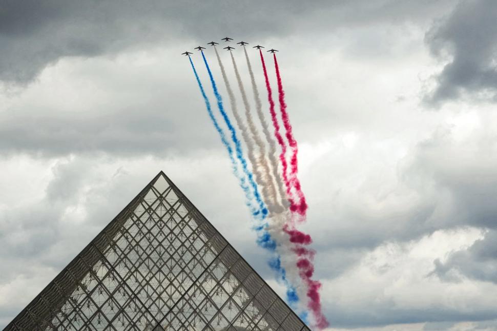 Imagini impresionante din Paris. Peste 5.000 de soldați defilează pe bulevardul Champs Elysee, de Ziua Franței 989362