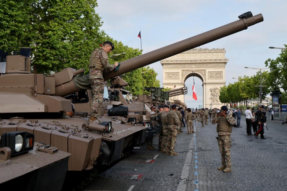 Imagini impresionante din Paris. Peste 5.000 de soldați defilează pe bulevardul Champs Elysee, de Ziua Franței 989363