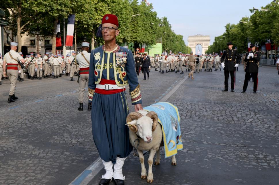 Imagini impresionante din Paris. Peste 5.000 de soldați defilează pe bulevardul Champs Elysee, de Ziua Franței 989365