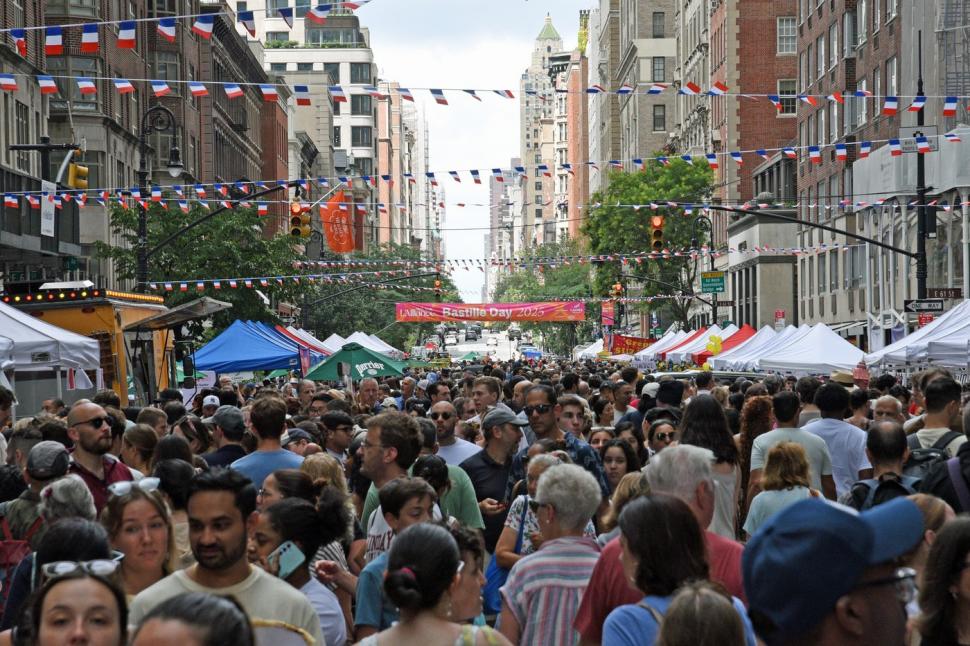 Imagini impresionante din Paris. Peste 5.000 de soldați defilează pe bulevardul Champs Elysee, de Ziua Franței 989366