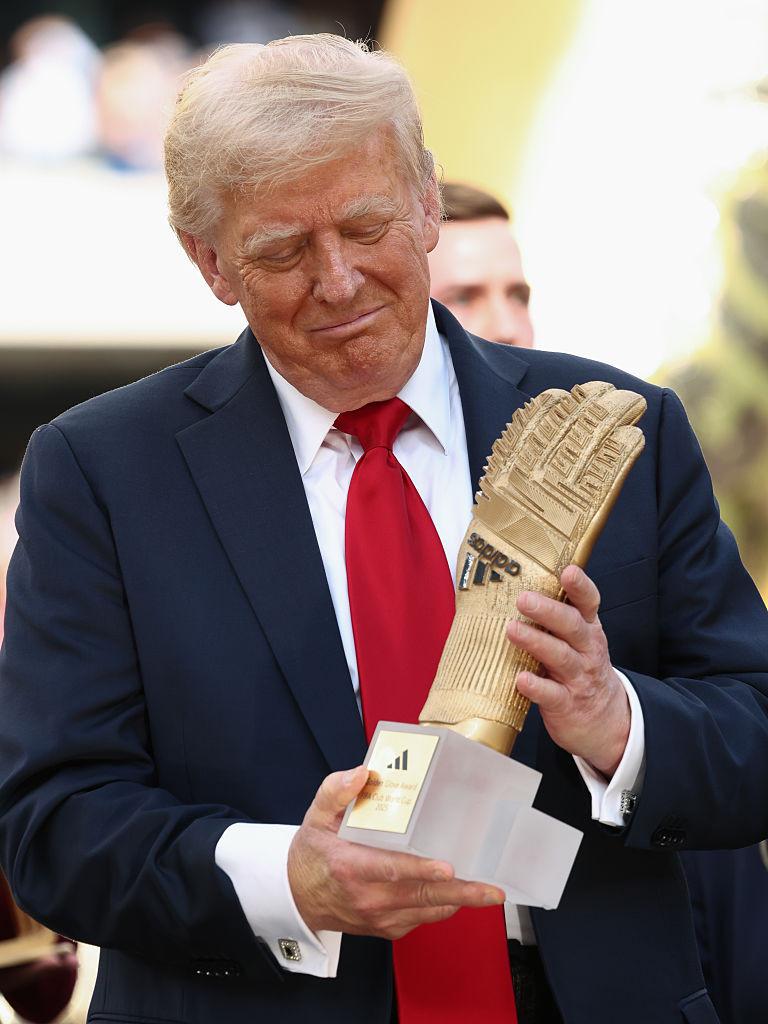 Modul ciudat în care a sărbătorit Trump alături de echipa Chelsea câștigarea Cupei Mondiale a Cluburilor: „Am fost puțin confuz” 989300