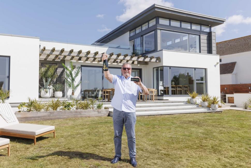 Un fost taximetrist, care a trăit toată viața cu chirie într-o garsonieră, a câștigat la tombolă o vilă de 4,6 milioane € 989417