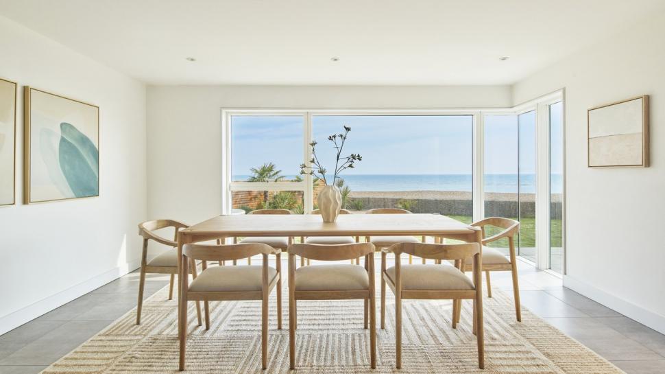 Un fost taximetrist, care a trăit toată viața cu chirie într-o garsonieră, a câștigat la tombolă o vilă de 4,6 milioane € 989421