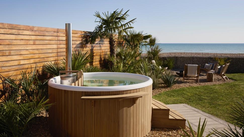 Un fost taximetrist, care a trăit toată viața cu chirie într-o garsonieră, a câștigat la tombolă o vilă de 4,6 milioane € 989424