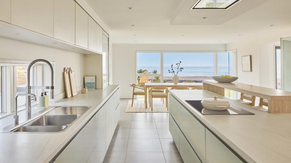 Un fost taximetrist, care a trăit toată viața cu chirie într-o garsonieră, a câștigat la tombolă o vilă de 4,6 milioane € 989425