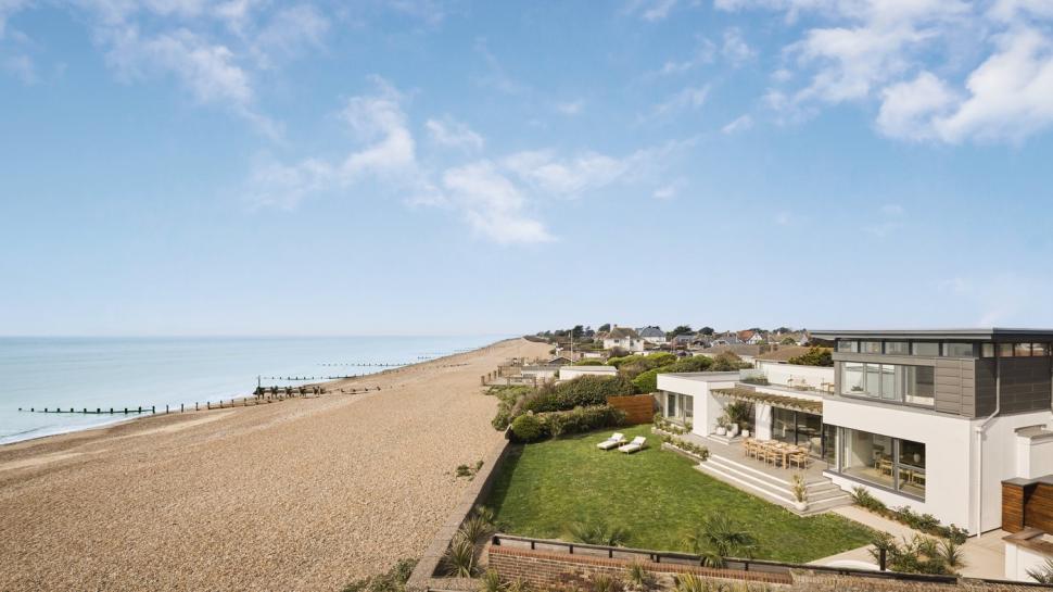 Un fost taximetrist, care a trăit toată viața cu chirie într-o garsonieră, a câștigat la tombolă o vilă de 4,6 milioane € 989427