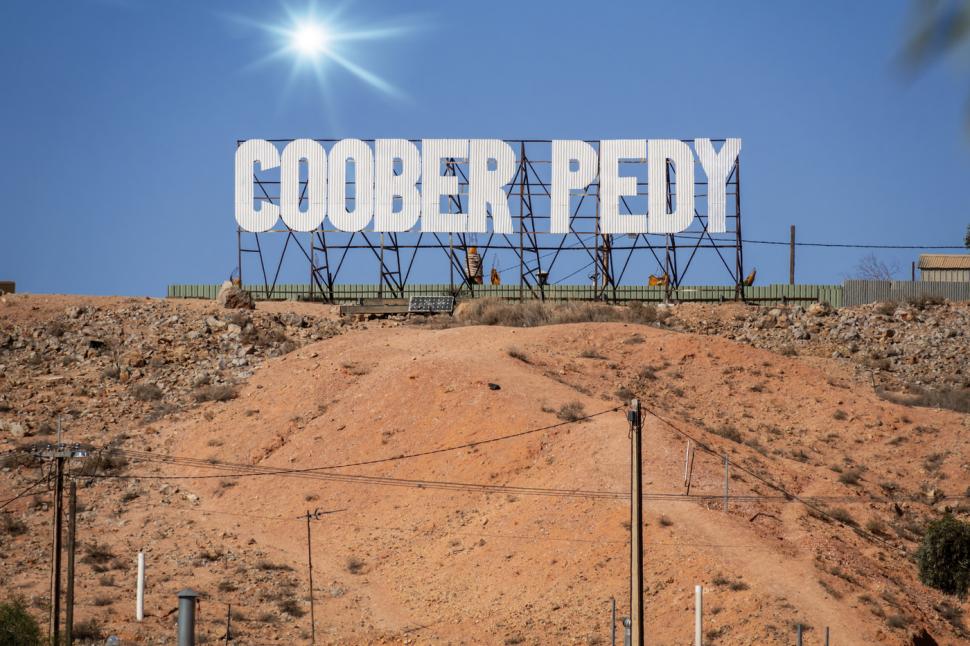 „Capitala mondială a opalului” unde aproape toți oamenii stau în case și hoteluri sub pământ: Cum arată orașul care apare și în Mad Max 989715