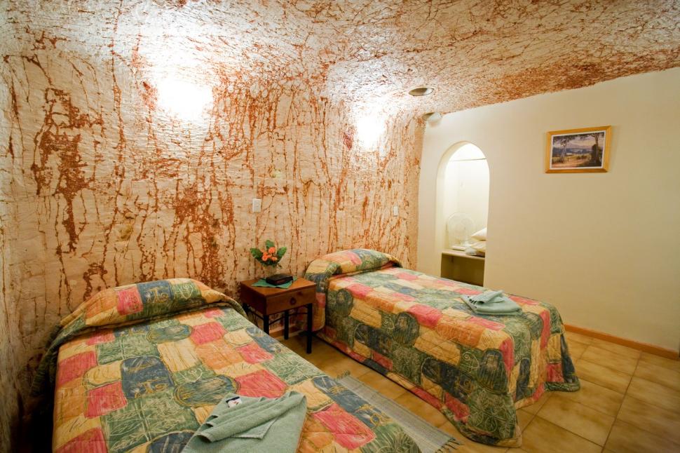 „Capitala mondială a opalului” unde aproape toți oamenii stau în case și hoteluri sub pământ: Cum arată orașul care apare și în Mad Max 989719