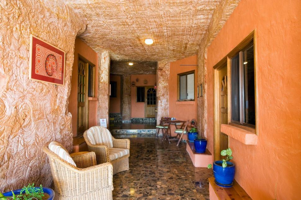 „Capitala mondială a opalului” unde aproape toți oamenii stau în case și hoteluri sub pământ: Cum arată orașul care apare și în Mad Max 989723