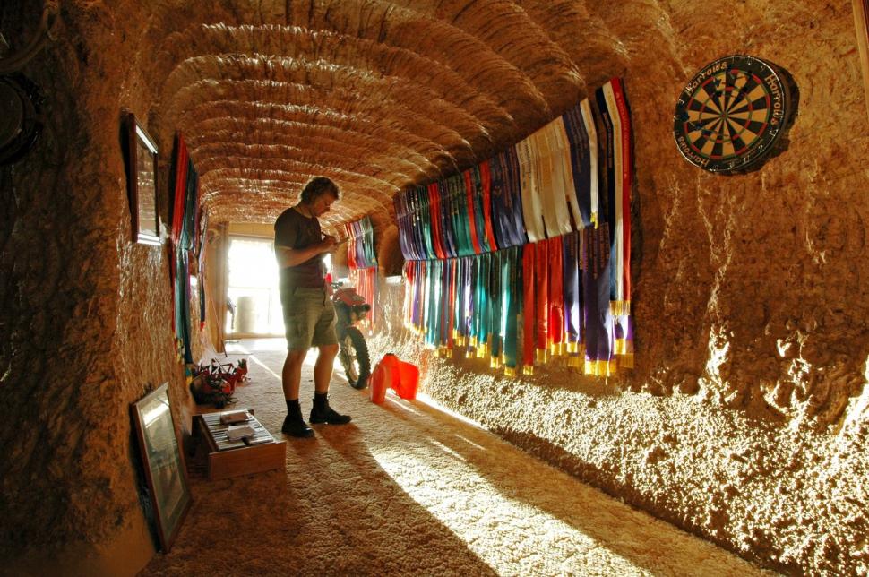 „Capitala mondială a opalului” unde aproape toți oamenii stau în case și hoteluri sub pământ: Cum arată orașul care apare și în Mad Max 989727