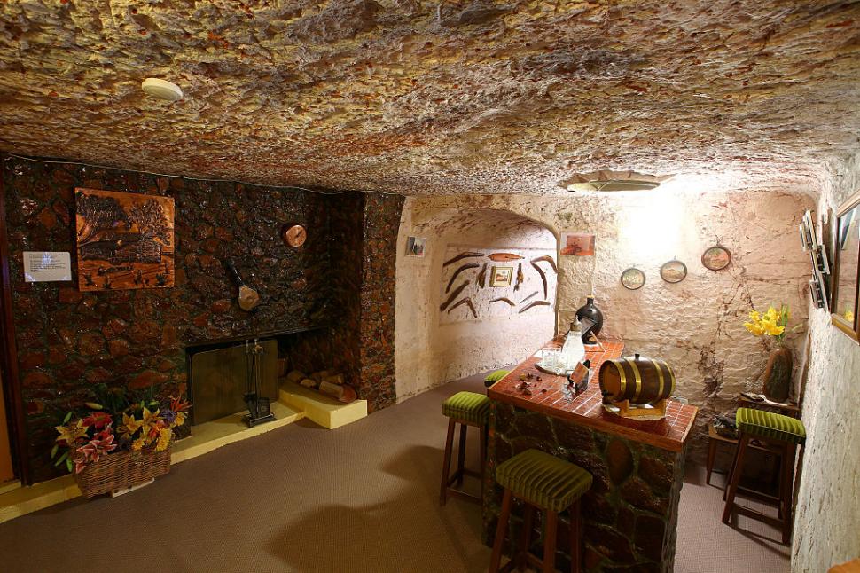 „Capitala mondială a opalului” unde aproape toți oamenii stau în case și hoteluri sub pământ: Cum arată orașul care apare și în Mad Max 989731