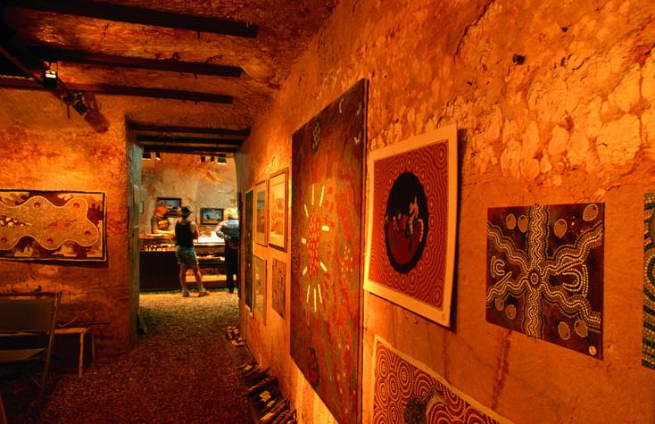 „Capitala mondială a opalului” unde aproape toți oamenii stau în case și hoteluri sub pământ: Cum arată orașul care apare și în Mad Max 989732