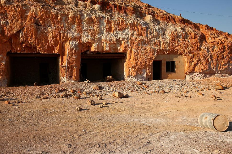 „Capitala mondială a opalului” unde aproape toți oamenii stau în case și hoteluri sub pământ: Cum arată orașul care apare și în Mad Max 989735