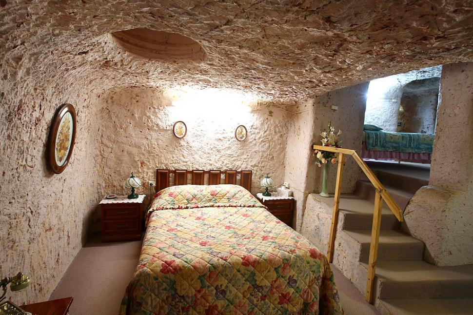 „Capitala mondială a opalului” unde aproape toți oamenii stau în case și hoteluri sub pământ: Cum arată orașul care apare și în Mad Max 989739