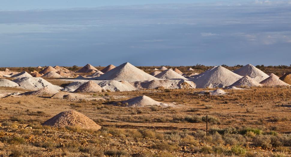 „Capitala mondială a opalului” unde aproape toți oamenii stau în case și hoteluri sub pământ: Cum arată orașul care apare și în Mad Max 989742