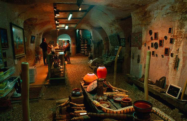 „Capitala mondială a opalului” unde aproape toți oamenii stau în case și hoteluri sub pământ: Cum arată orașul care apare și în Mad Max 989745