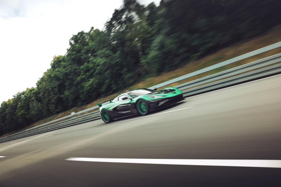 "Cea mai rapidă maşină electrică" a stabilit 24 de recorduri mondiale. În cât timp atinge 400 de km/h şi care e viteza maximă posibilă 989979