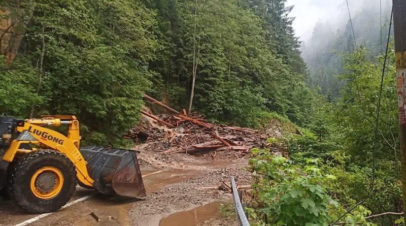 Circulația e oprită complet pe Transfăgărășan: O furtună violentă a provocat viituri care au rupt asfaltul, drumul e acoperit de copaci 989854