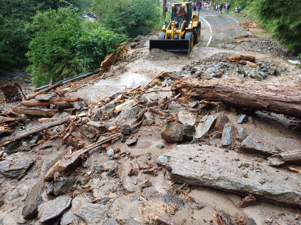 Circulația e oprită complet pe Transfăgărășan: O furtună violentă a provocat viituri care au rupt asfaltul, drumul e acoperit de copaci 989856