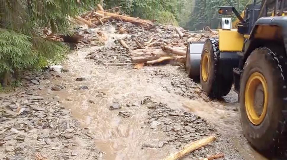 Circulația e oprită complet pe Transfăgărășan: O furtună violentă a provocat viituri care au rupt asfaltul, drumul e acoperit de copaci 989858