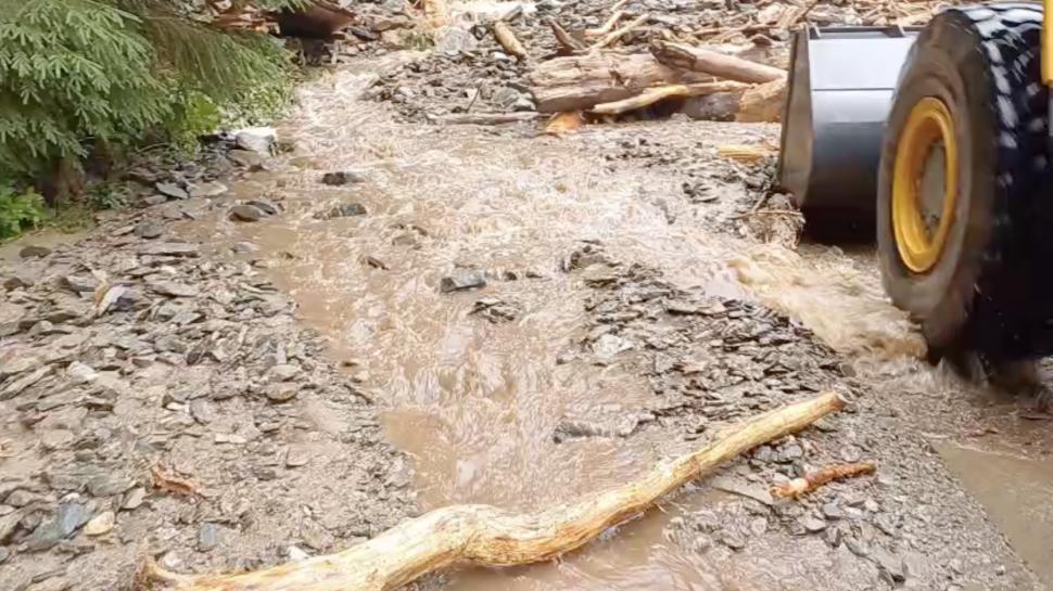 Circulația e oprită complet pe Transfăgărășan: O furtună violentă a provocat viituri care au rupt asfaltul, drumul e acoperit de copaci 989860