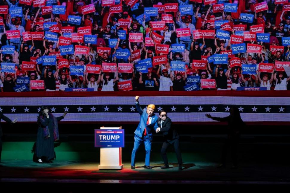 Donald Trump, personaj principal într-o operă cantoneză din Hong Kong. Liderul SUA se bate cu Zelenski în spectacolul de mare succes 989700