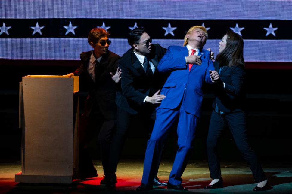 Donald Trump, personaj principal într-o operă cantoneză din Hong Kong. Liderul SUA se bate cu Zelenski în spectacolul de mare succes 989702